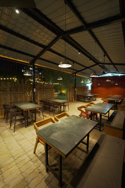 WE HIDE CAFE