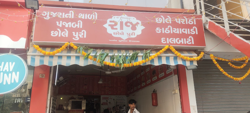 Raj Cholle Puri (Gujarati Punjabi Dishes)