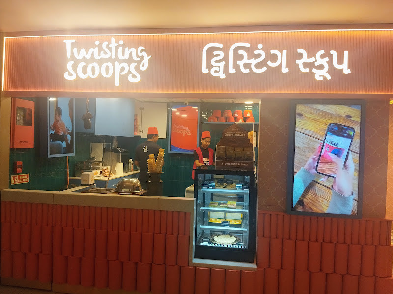 Twisting Scoops