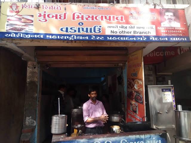 Riddhi siddhi Mumbai Misal & Vada Pav