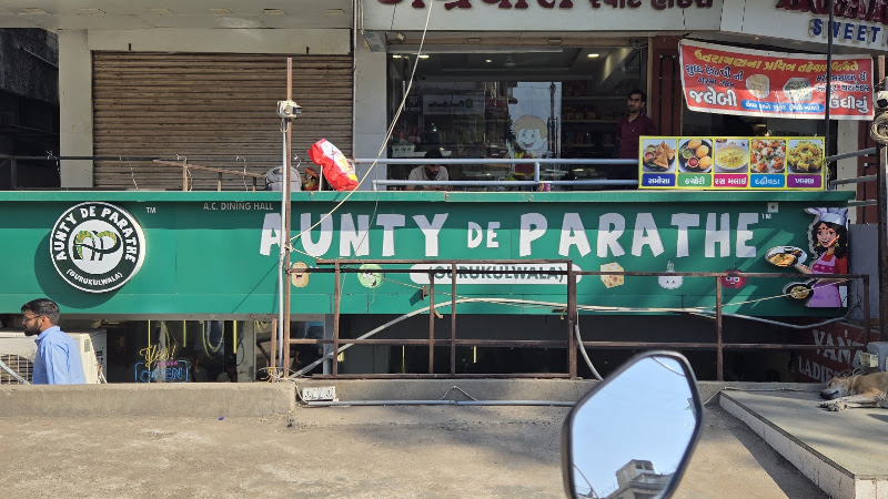 Aunty de parathe(gurukulwala)