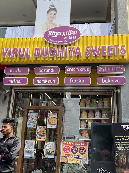 Vipul Dudhiya sweets (Nehrunagarwala) - sindhu bhavan