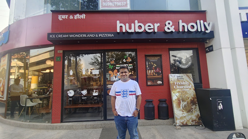 Huber & Holly (Vijay Cross Roads)