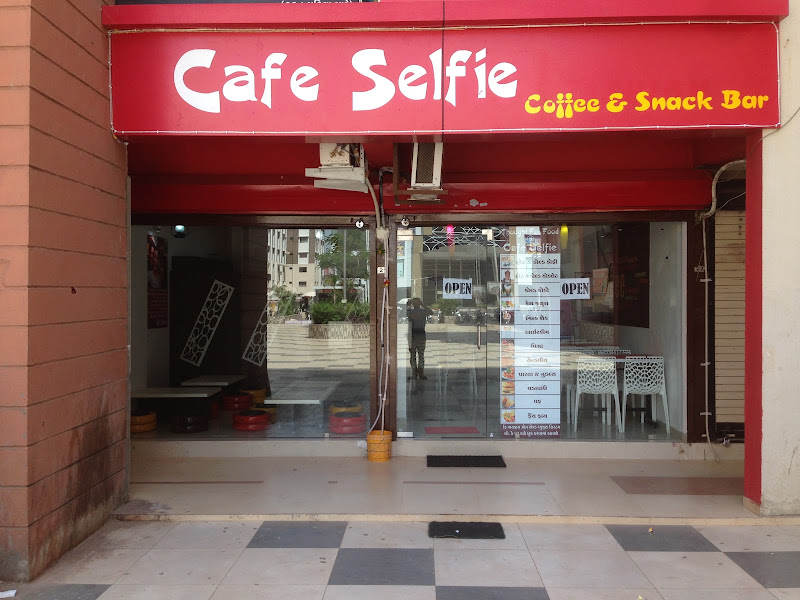 CAFE SELFIE