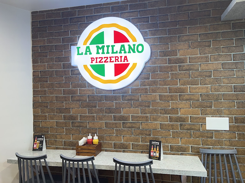 La Milano Pizzeria : Best Pizza in Shahibaug | Ahmedabad