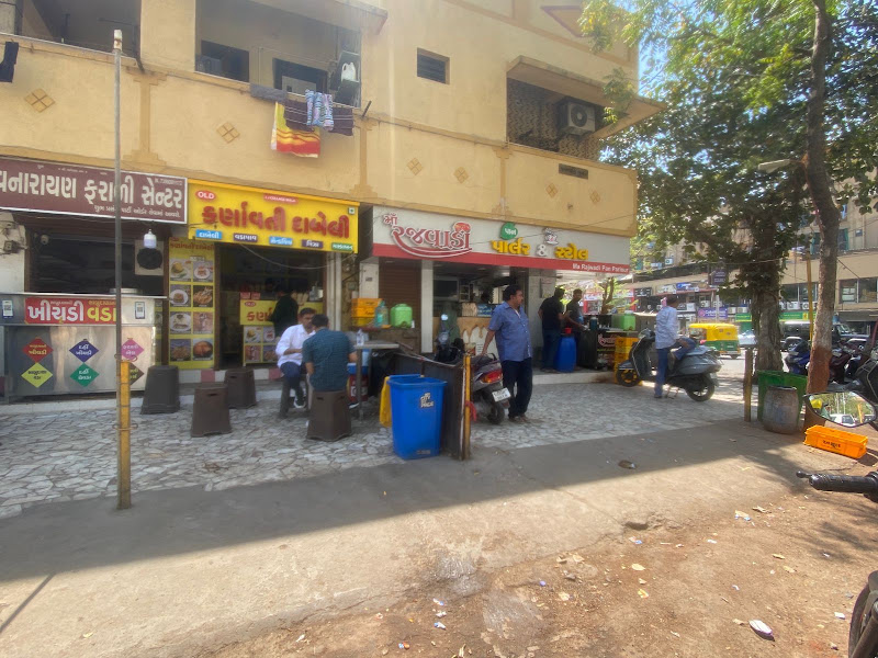 Karnavati Dabeli & Vadapav